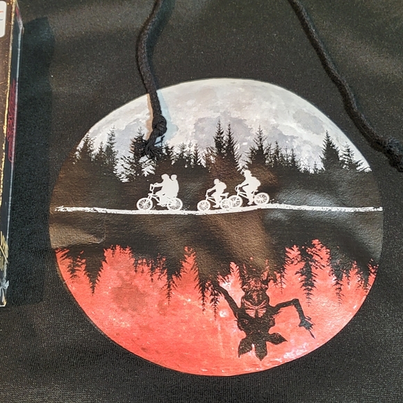 StrangerThings OversizedHoodie w/Dvd/BluRay/Poster - Picture 2 of 3